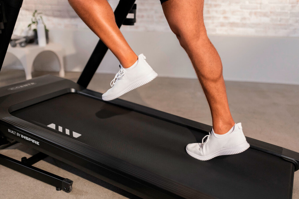 Bieżnia elektryczna CENTR RunR-S 2238W 16km-h zbliżenie na pas biegowy pas o wymiarach 140 x 51 cm komfort i bezpieczeństwo podczas ruchu zmniejsza ryzyko potknięcia stabilność podczas biegu samosmarująca taśma ogranicza tarcie i zmniejsza zużycie dla użytkowników o wadze do 136 kg