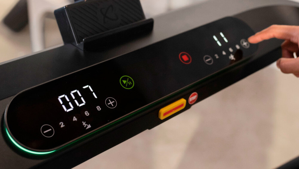 Bieżnia elektryczna CENTR RunR-S 2238W 16km-h zbliżenie na przyciski osoba dotyka palcem panelu kontrolnego szybkie przyciski prędkości i nachylenia technologia Natural Stride™ automatycznie dopasowują tempo biegu do rytmu użytkownika trening przebiega płynnie zmiany parametrów są łatwe i wygodne