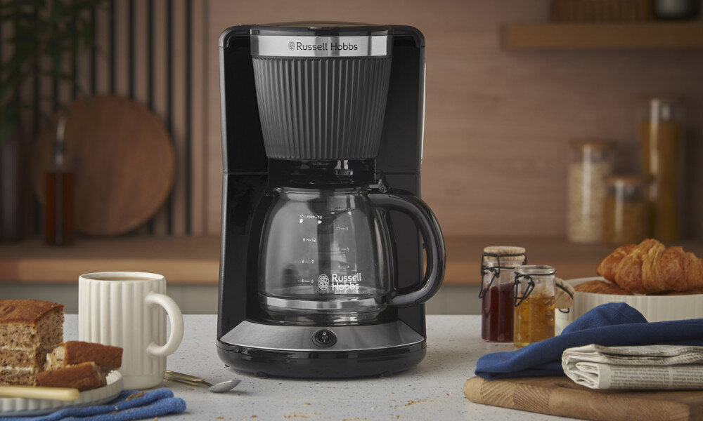 Ekspres RUSSELL HOBBS Bronte 26780-56 Czarny Ponadczasowa elegancja Żłobiona obudowa matowej czerni z chromowanymi akcentami ze szczotkowanej stali nierdzewnej  Elegancki wygląd