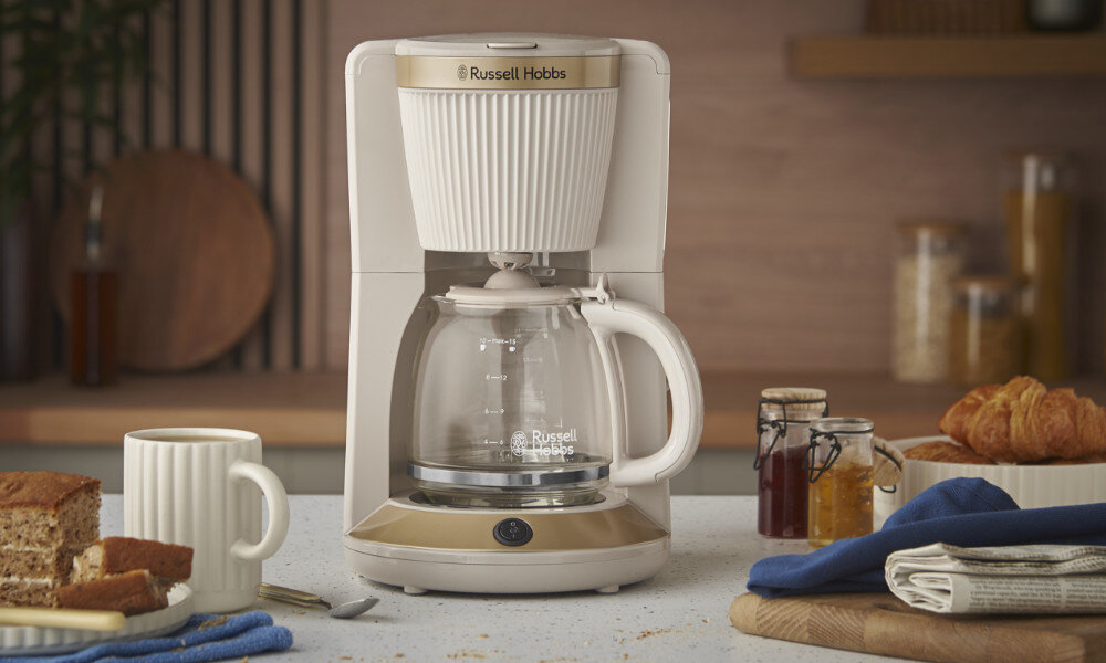 Ekspres RUSSELL HOBBS Bronte 26781-56 Beżowy Ponadczasowa elegancja Żłobiona obudowa matowej czerni z chromowanymi akcentami ze szczotkowanej stali nierdzewnej  Elegancki wygląd