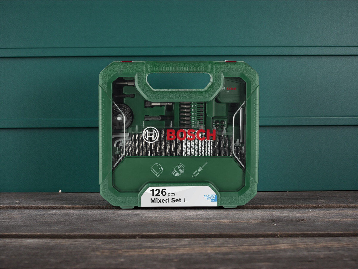 Zestaw wierteł i bitów BOSCH Mac Gyver Mixed Set L (126 szt.), zestaw, wierteł, bity, walizka, zestaw stoi pionowo frontem na blacie w tle zielona ściana