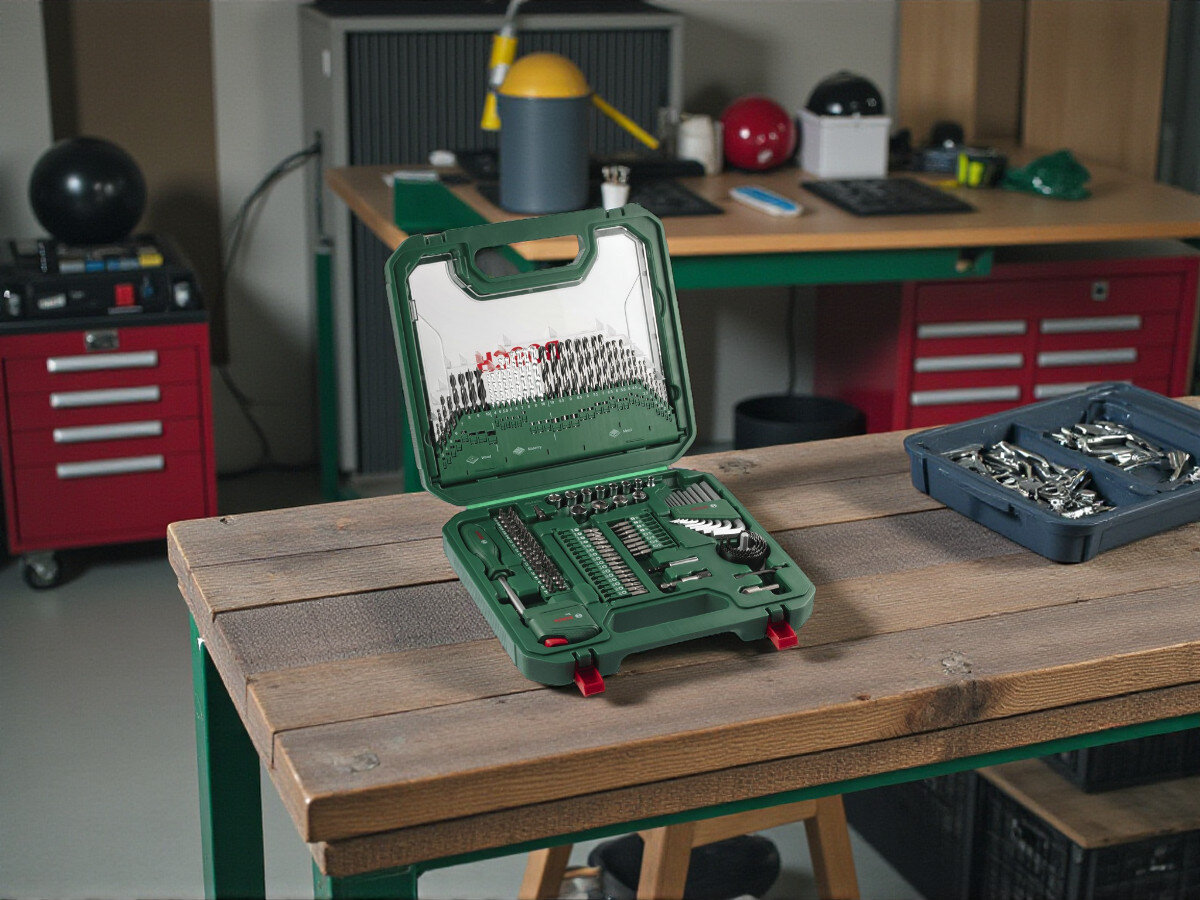 Zestaw wierteł i bitów BOSCH Mac Gyver Mixed Set L (126 szt.), wiertła, bity, montaż, remont, walizka, zestaw stoi na blacie warsztatowym w warsztacie
