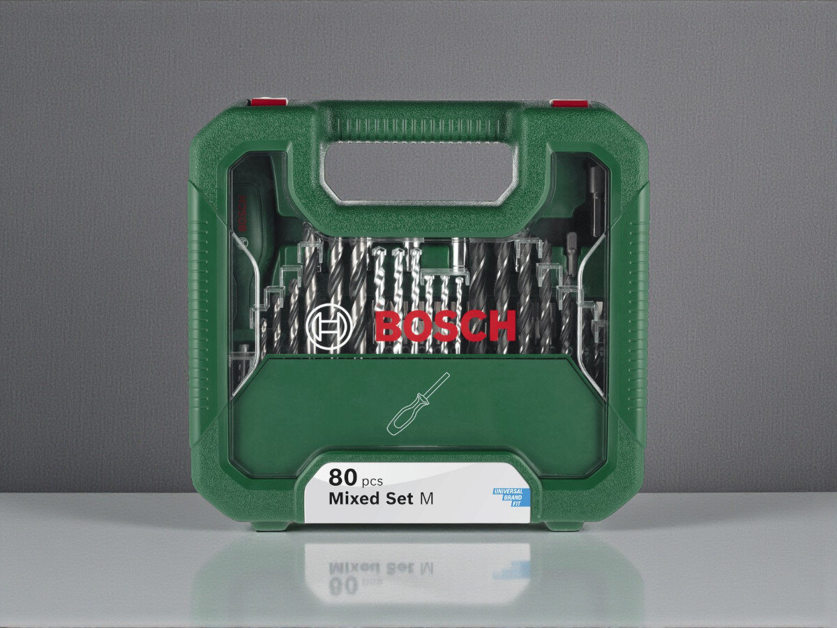 Zestaw wierteł i bitów BOSCH Mac Gyver Mixed Set M (80 szt.), Zestaw wierteł, bitów, walizka BOSCH, zestaw stoi zamknięty pionowo na stole w tle szara ściana