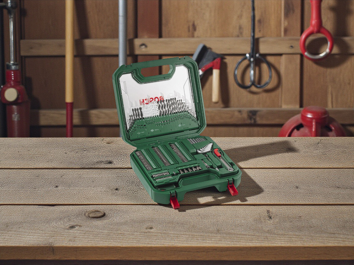 Zestaw wierteł i bitów BOSCH Mac Gyver Mixed Set XL (239 szt.), profesjonalistów, zestaw, wiercenie, praca, zestaw stoi otwarty na blacie w pomieszczeniu warsztatowym