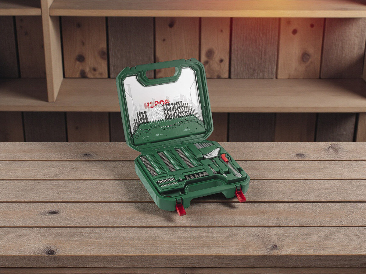 Zestaw wierteł i bitów BOSCH Mac Gyver Mixed Set XL (239 szt.), wiertła bity, osprzęt bosch, dom garaż, organizacja, zestaw otwarty stoi na blacie w pomieszczeniu warsztatowym