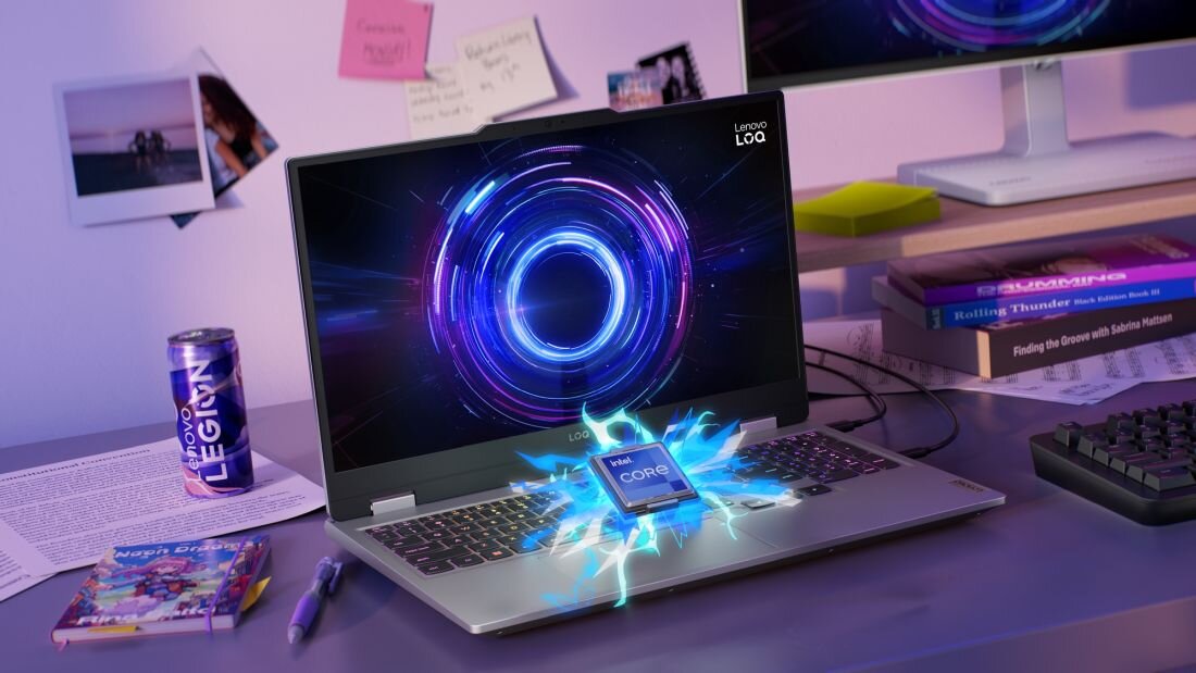 Laptop LENOVO LOQ na gamingowym stanowisku z fioletowym ambient lighting, ekran wyświetlający koncentryczne pierścienie w kolorach niebieskim fioletowym i białym z logo Lenovo LOQ w rogu, holograficzny procesor Intel Core z błękitną energią unoszącą się nad klawiaturą RGB, puszka napoju LEGION ENERGY, kartki z fotografiami polaroid i sticky notes na ścianie, książka Finding the Groove with Sabrina Mattson, mechaniczna klawiatura kompaktowa, rozwiązanie dla graczy wymagających wydajności Intel - Intel Core, RAM DDR5, Dysk SSD 