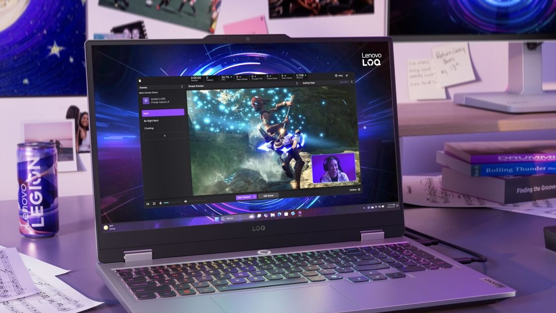  Laptop LENOVO LOQ podczas streamingu z oknem kamery gracza w prawym dolnym rogu, rozgrywka z efektami niebieskimi, klawiatura RGB, rozwiązanie dla streamerów i twórców treści gamingowych - Kamera internetowa 5 Mpix, Fizyczny przełącznik E-Shutter 
