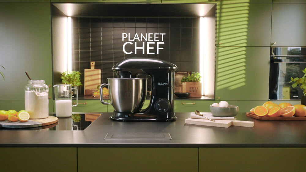 Robot kuchenny planetarny ZEEGMA Planeet Chef (2200W) technologia planetarna obrót końcówek wokół własnej osi wokół misy masy o różnych konsystencjach ciasta kremy pasty równomierne mieszanie teflonowe akcesoria misa stal nierdzewna dokładnie wymieszana masa w pełni wykorzystana masa