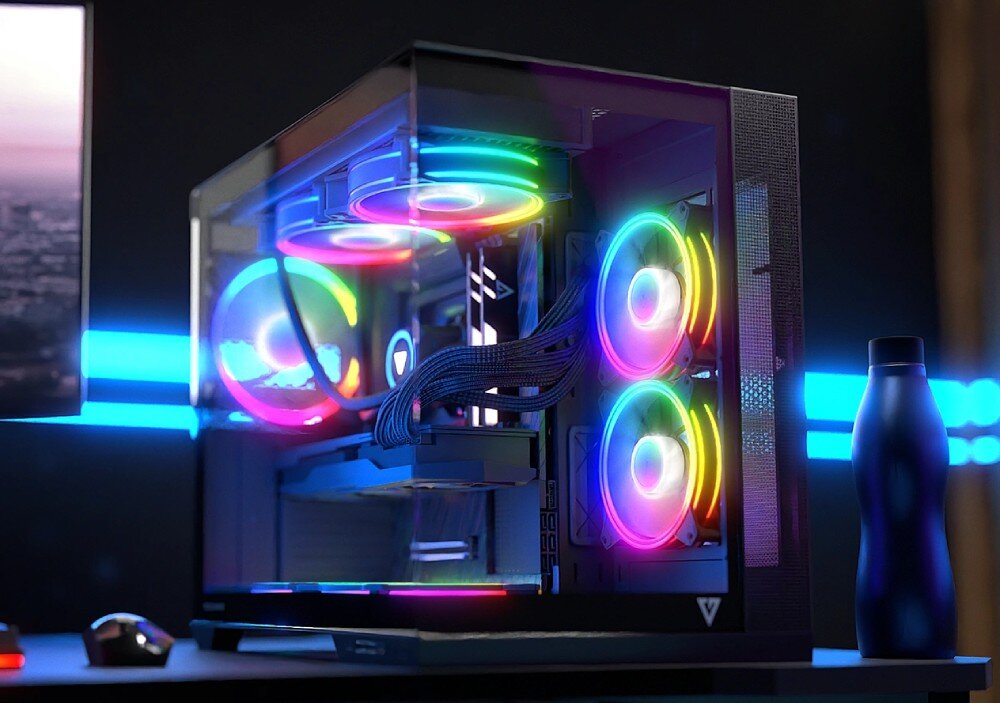 Komputer MAD DOG APEX-7F-A02DR32 komputer stacjonarny w przezroczystej obudowie z podświetleniem RGB. Widać kolorowe światło, a także estetycznie ułożone okablowanie. Obudowa jest wykonana ze szkła i metalu, a komputer stoi na biurku w przyciemnionym pomieszczeniu, przeznaczenie, cechy, zalety