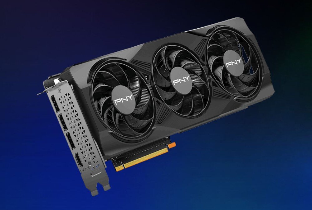 Komputer MAD DOG SPACE-APEX-A02DR32 Karta graficzna z trzema dużymi wentylatorami na froncie, widoczny złącze PCI Express i tylny panel z portami wideo, wydajność parametry rdzenie CUDA