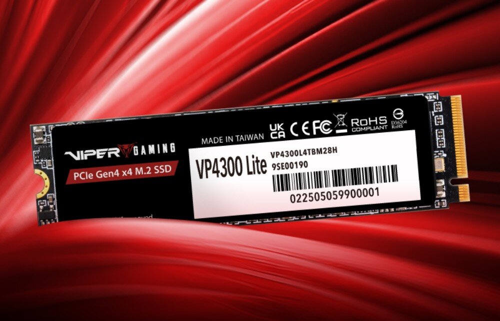 Komputer MAD DOG SPACE-APEX-A02DR32 Dysk SSD w formacie M.2 z widoczną etykietą i złączem złotych pinów, umieszczony na czerwonym tle z dynamicznymi liniami, dysk, pojemność, szybkość