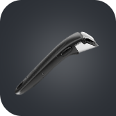 Czarny uchwyt do patelni z metalowym zapięciem na ciemnym tle.