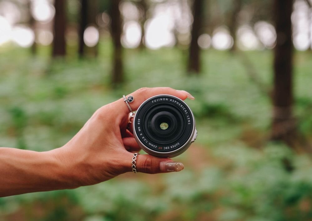 FUJIFILM XF 23 mm f-2.8 R WR naturalna perspektywa obiektyw szerokokątny fotografia codzienna obiektyw w ręku w lesie