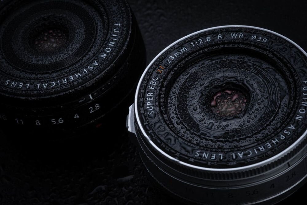 FUJIFILM XF 23 mm f-2.8 R WR uszczelniona konstrukcja odporność na deszcz mróz fotografia outdoor dwa mokre obiektywy 