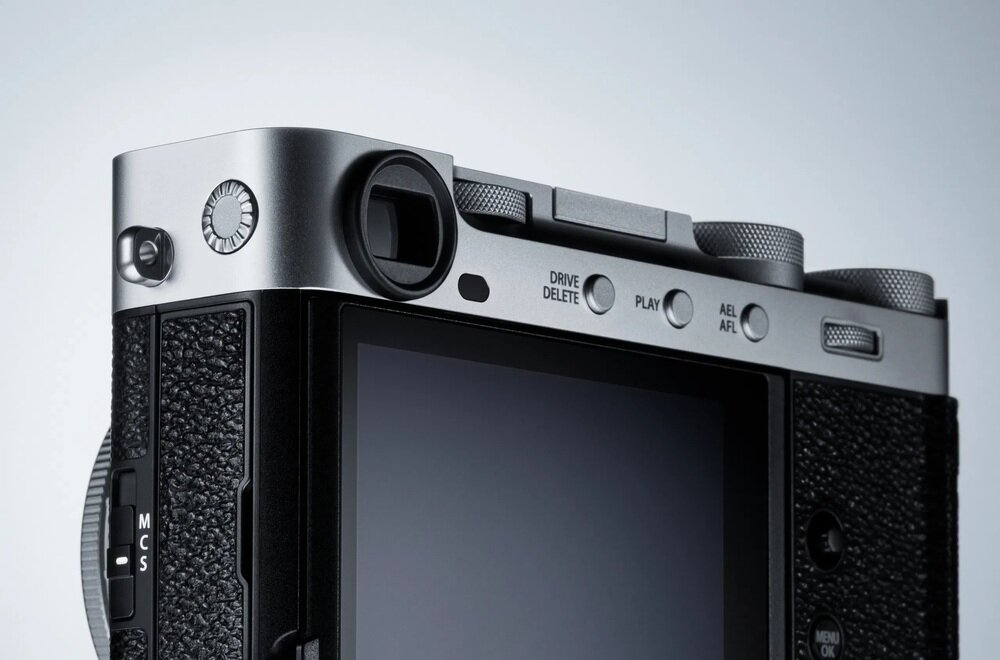 FUJIFILM X-E5 przycisk Bluetooth, klasyczne wzornictwo i dopracowane szczegóły