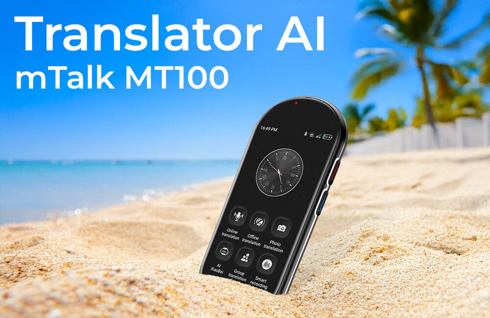 Na plaży w piasku stoi urządzenie z wyświetlaczem pokazującym zegar i kilka ikon aplikacji. Widoczny tekst to \'Translator AI mTalk MT100\'.