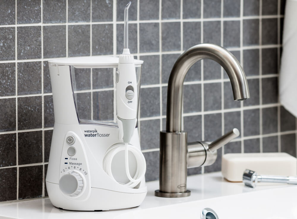 Irygator stacjonarny WATERPIK WF-660 Ultra Professional (Biały) + 6 końcówek Łatwa obsługa Wygodny uchwyt z włącznikiem obrotowa końcówka 360° czytelny panel LED