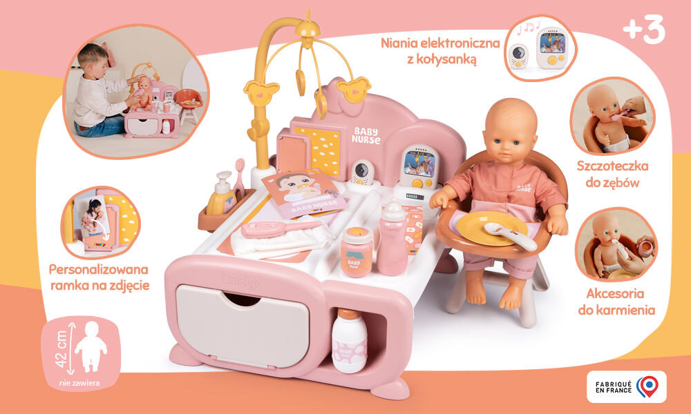 Zdjęcie główne różowego zestawu do zabawy Baby Nurse z lalką-niemowlęciem siedzącą w krzesełku. Wokół zestawu ilustracje i opisy kluczowych funkcji i akcesoriów: Elektroniczna niania z kołysanką, Szczoteczka do zębów, Akcesoria do karmienia, Personalizowana ramka na zdjęcie. W rogu symbol: '+3' i 'FABRIQUÉ EN FRANCE'. Zestaw nie zawiera lalki o wysokości 42 cm.