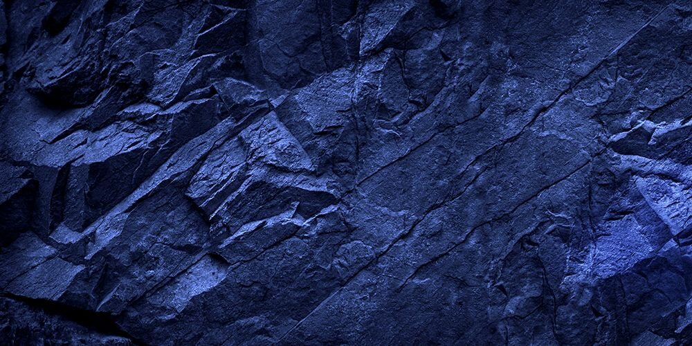 Zbliżenie na strukturę skalną w odcieniach niebieskiego, ilustracja redukcji niebieskiego światła w ekranie laptopa ASUS Zenbook 14.