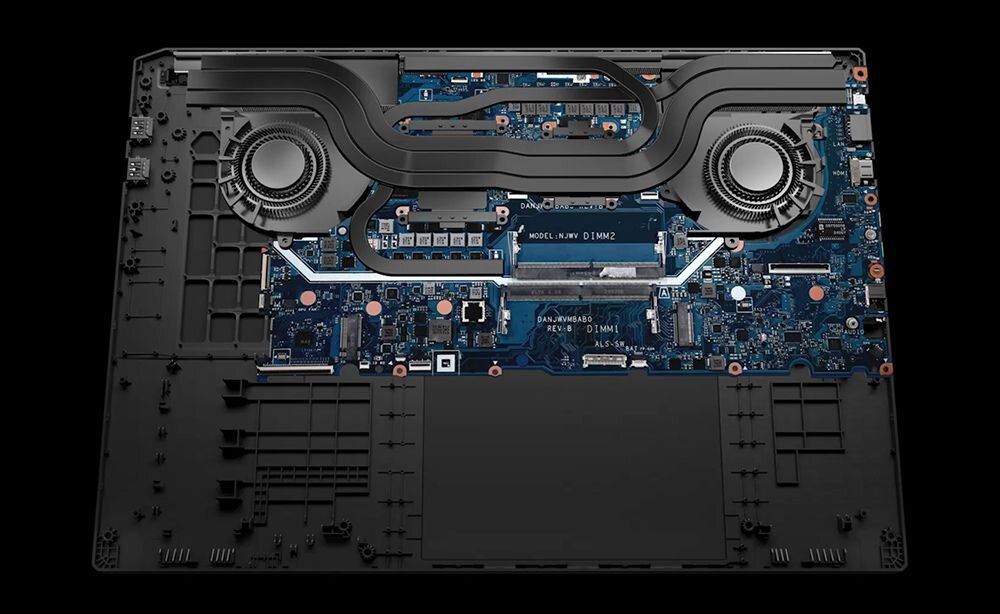 Wnętrze laptopa ASUS TUF Gaming pokazuje system chłodzenia z dwiema turbinami i wieloma heatpipe’ami podczas serwisu – CHŁODZENIE Wentylatory Arc Flow