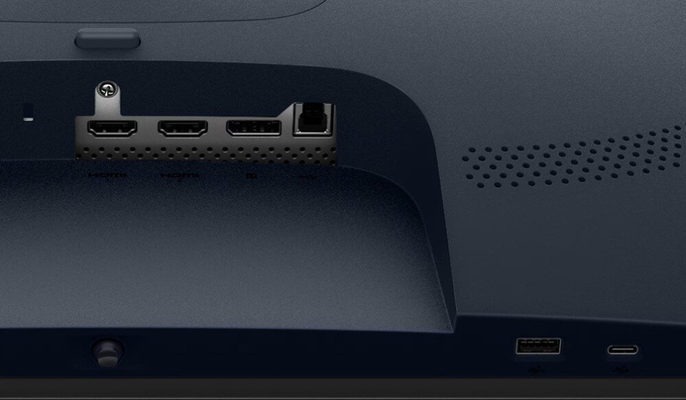 Monitor DELL AW2725D Obraz przedstawia powiększenie tylnej części obudowy monitora, widoczne są porty wejścia: dwa HDMI, jeden DisplayPort, jeden port zasilania, otwory wentylacyjne oraz mniejsze porty USB pod spodem, porty, złącza