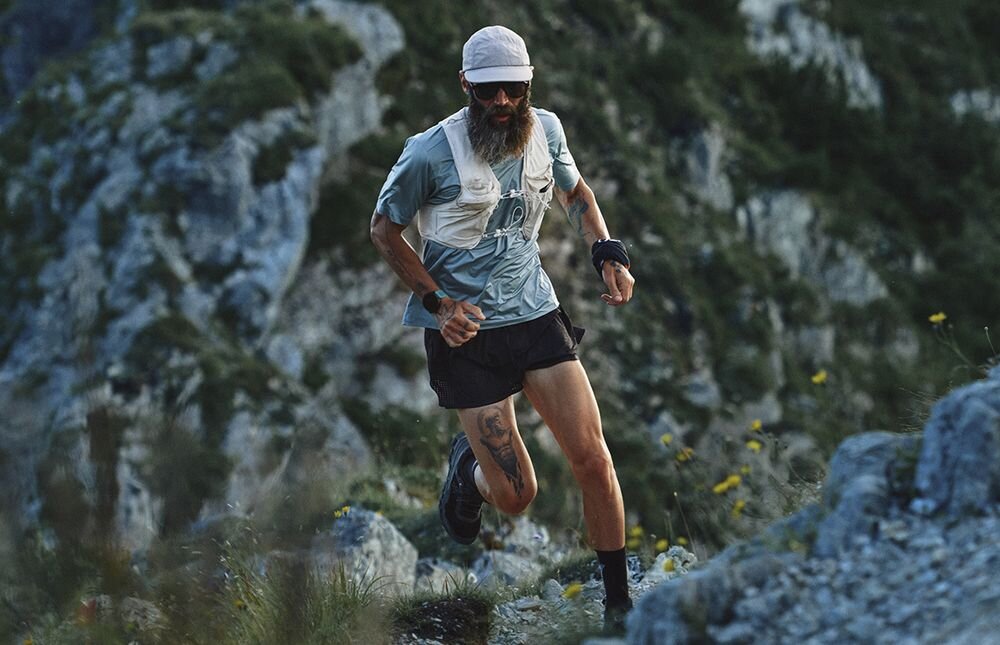 Słuchawki SUUNTO Wing 2 sterowanie ruchem głowy odbieranie połączeń i zmiana utworów bez użycia rąk, osoba z założonymi słuchawkami kostnymi uprawiająca jogging