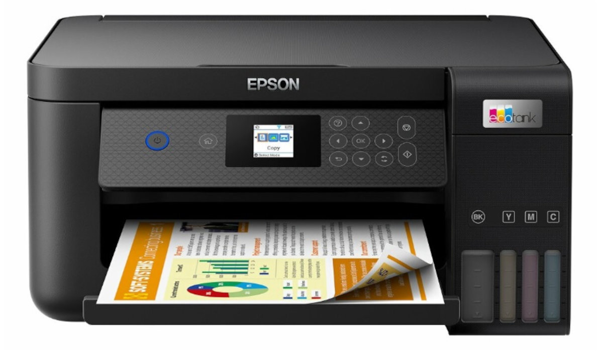 Urządzenie wielofunkcyjne z widocznym logo \'EPSON\' i \'ecotank\', posiada wyświetlacz oraz przyciski sterujące. W urządzeniu znajduje się kolorowy dokument z wykresami i tekstem.