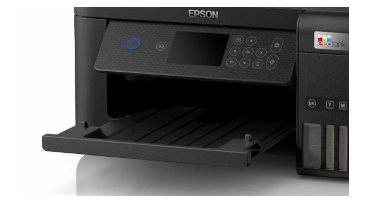 Na obrazie widoczne jest urządzenie wielofunkcyjne z logo EPSON, posiadające panel sterowania z przyciskami i wyświetlaczem. Obok znajduje się logo EcoTank oraz wskaźniki poziomu tuszu oznaczone literami BK, C, M, Y.