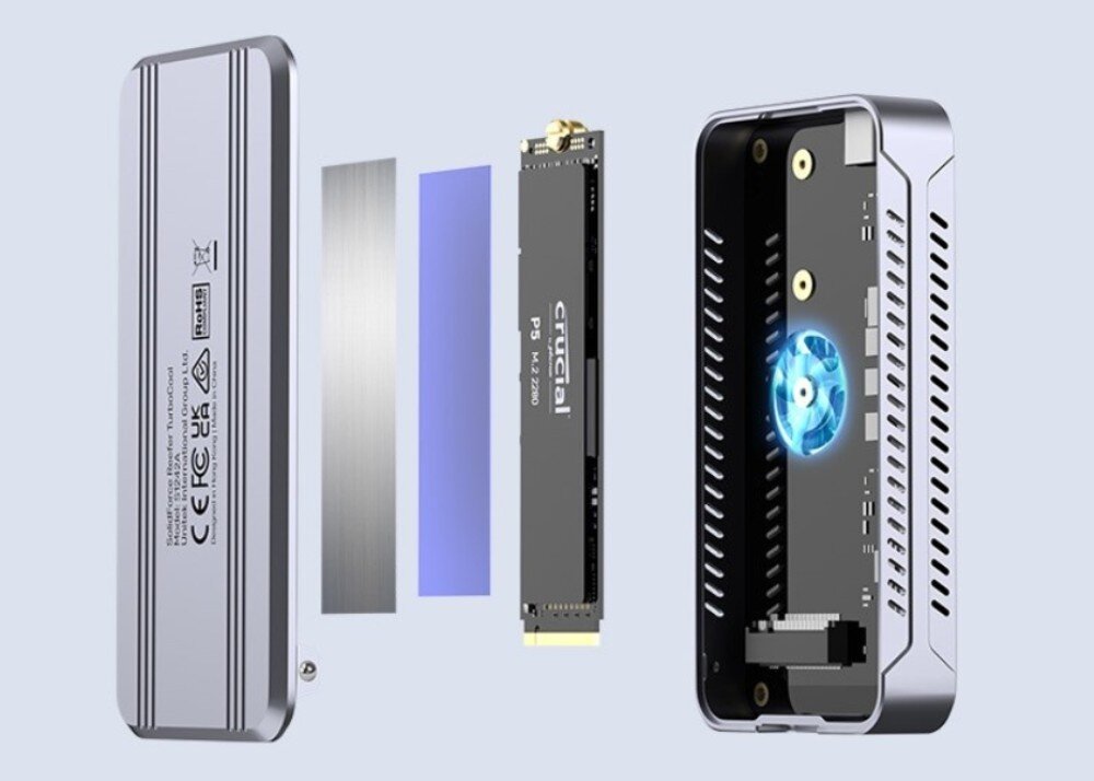 Obudowa dysku UNITEK S1242AGY01-EU Trzy elementy obudowy dysku i moduł pamięci M.2 są ułożone obok siebie na jasnym tle: tylny panel z oznaczeniami technicznymi, płaski arkusz metalu, półprzezroczysty niebieski pasek, czarny moduł M.2 i otwarta obudowa z widoczną w środku wentylatorem i złączami