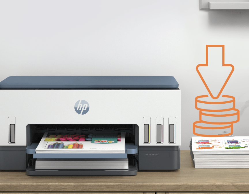 Na drewnianym blacie stoi urządzenie wielofunkcyjne z logo HP, z którego wysuwa się kolorowy wydruk. Obok znajduje się stos papieru oraz pomarańczowa ikona przedstawiająca strzałkę skierowaną w dół na stos monet.