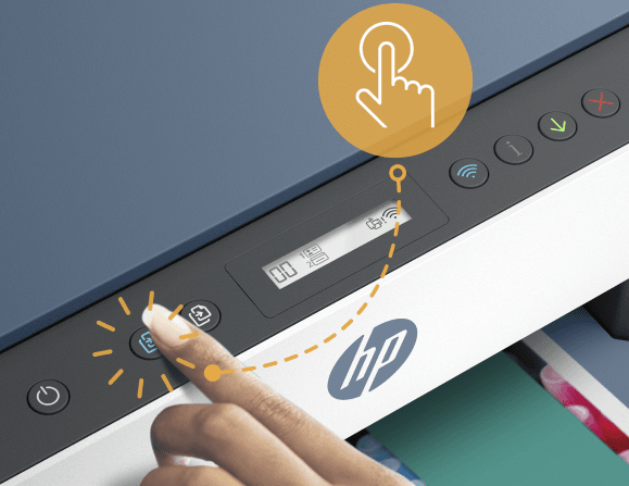Panel sterowania urządzenia wielofunkcyjnego z wyświetlaczem pokazującym ikony Wi-Fi i Bluetooth oraz logo HP. Palec wskazuje na przycisk z ikoną drukowania.