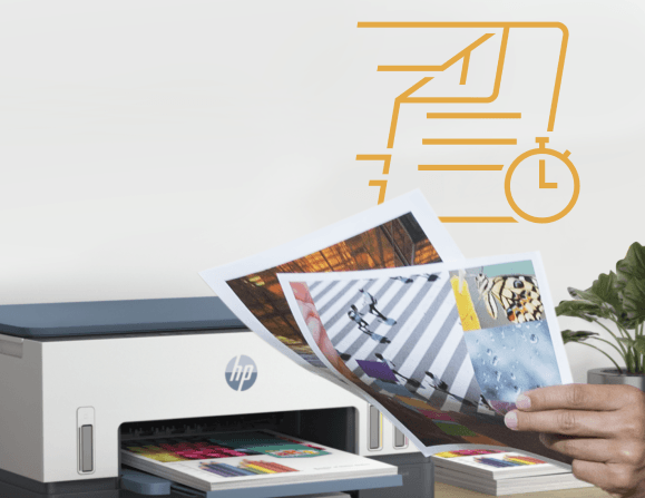 Na obrazie widoczne jest urządzenie wielofunkcyjne z logo HP, z którego wysuwają się kolorowe wydruki. Obok urządzenia znajduje się ręka trzymająca kilka kolorowych zdjęć, a w tle widoczna jest grafika przedstawiająca kartki papieru i zegar.