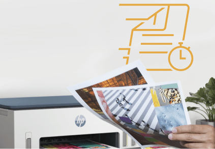 Osoba trzyma wydrukowane kolorowe zdjęcia przed urządzeniem wielofunkcyjnym z widocznym logo HP. W tle znajduje się żółta grafika przedstawiająca dokumenty i zegar.