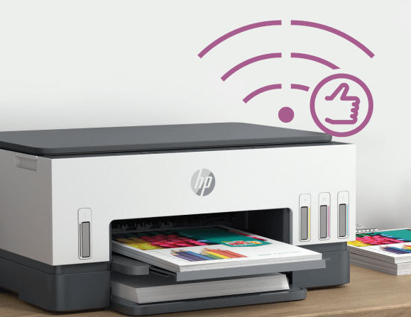 Na obrazie znajduje się biała drukarka z logo HP, z której wysuwa się kolorowy wydruk. Obok drukarki widoczny jest symbol Wi-Fi i kciuk uniesiony w górę w kolorze fioletowym.