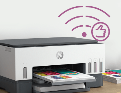 Na obrazie widoczne jest urządzenie wielofunkcyjne z logo HP, z którego wysuwa się kolorowy wydruk. Obok urządzenia znajduje się symbol Wi-Fi i ikona kciuka w górę.
