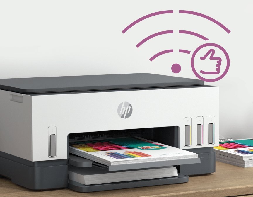 Na obrazie widoczne jest urządzenie wielofunkcyjne z logo HP, z którego wysuwa się kolorowy wydruk. W tle znajduje się symbol Wi-Fi z ikoną kciuka w górę.