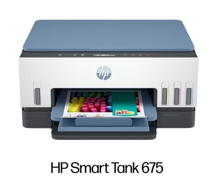 Urządzenie wielofunkcyjne z logo HP na przodzie, z otwartą tacą na papier, na której znajdują się kolorowe kartki. Widoczny napis: HP Smart Tank 675.