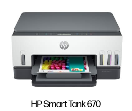 Urządzenie wielofunkcyjne HP Smart Tank 670 z widocznym logo HP na przodzie, drukujące kolorowy dokument. Poniżej znajduje się napis \'HP Smart Tank 670\'.