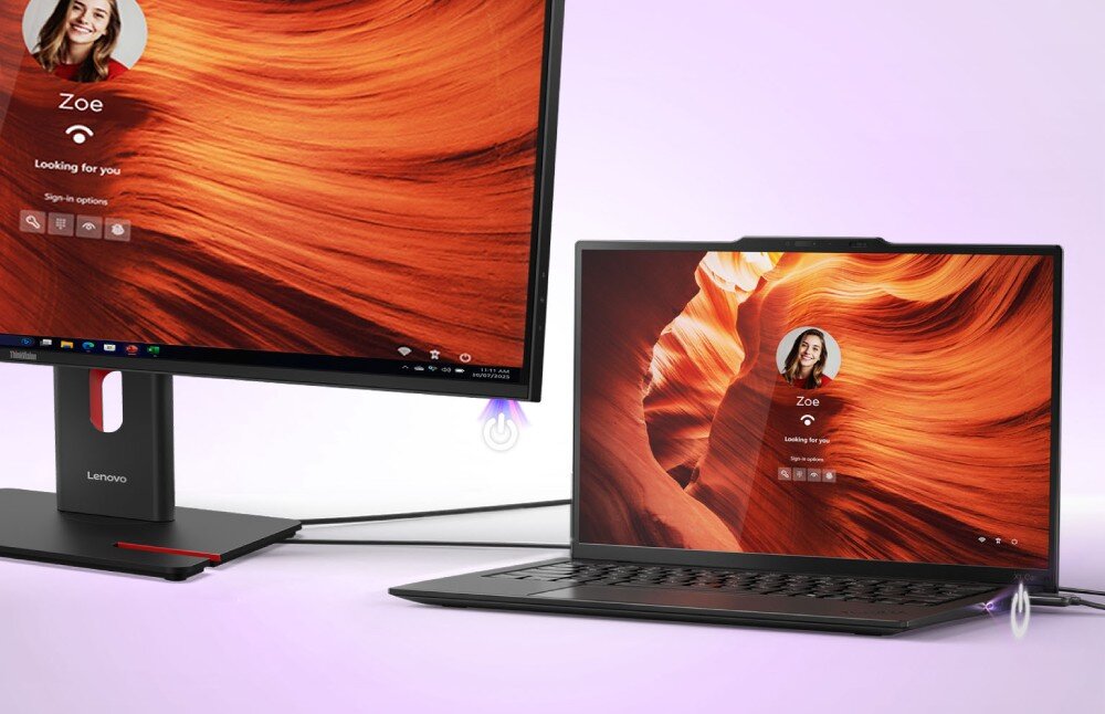 Monitor LENOVO ThinkVision T24D-40 Kobieta siedząca tyłem do obiektywu przy biurku, patrząca na ekran monitora, na którym trwa wideokonferencja z kilkoma uczestnikami widocznymi w kafelkach, podłączenie, wyjścia wideo