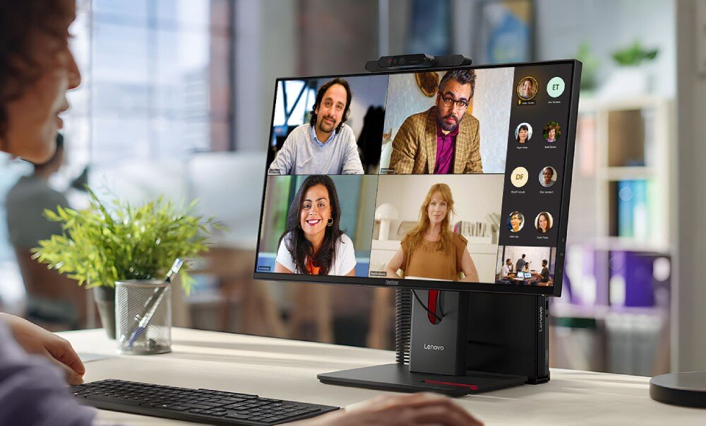 Monitor LENOVO ThinkVision T24D-40 Dwa ujęcia tego samego czarnego monitora na białym tle: po lewej widok z profilu, a po prawej widok od tyłu, pokazujący obudowę, stojak i porty, kamera internetowa, akcesoria