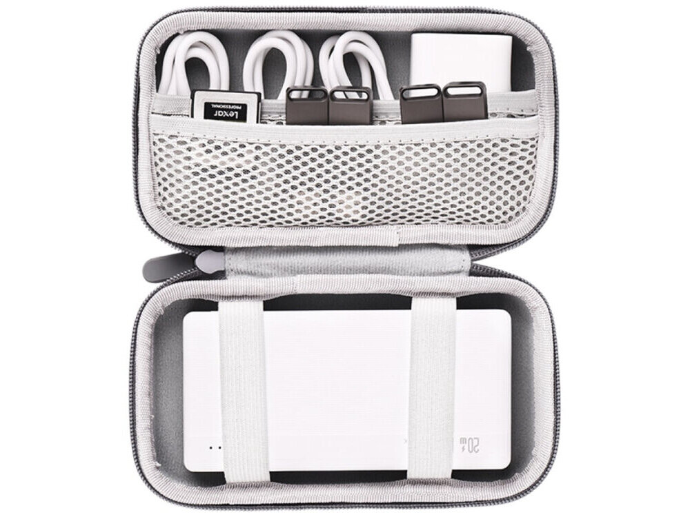 Szare etui ochronne z siatkową kieszenią, w której znajdują się kable i adaptery. W dolnej części etui umieszczony jest powerbank zabezpieczony elastycznymi paskami.