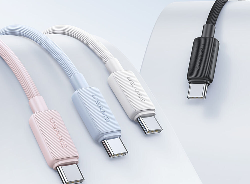 Na obrazie widoczne są cztery kable USB-C w różnych kolorach: różowym, niebieskim, białym i czarnym. Na każdym z nich znajduje się logo \'USAMS\'.