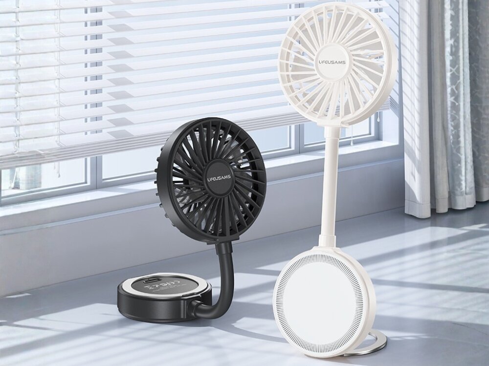 LIFEUSAMS LU02 wentylator magnetyczny uchwyt Czarny złożony wentylator oraz biały rozłożony wentylator USAMS na biurku przy oknie z żaluzjami.