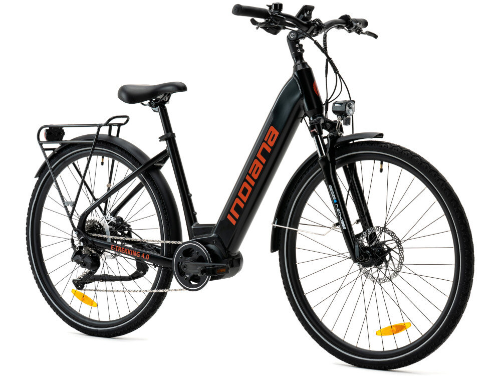 Rower elektryczny INDIANA E-Trekking 4.0 U18 28 cali Czarno-czerwony rower na białym tle widoczny od przodu pod skosem uniwersalny środek codziennego transportu do weekendowych przejażdżek elektryczny układ napędowy