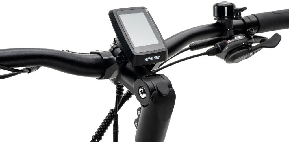 Rower elektryczny INDIANA E-Trekking 4.0 U18 28 cali Czarno-czerwony zbliżenie na wyświetlacz czytelny wyświetlacz LCD bieżące monitorowanie kluczowych parametrów jazdy ułatwia planowanie tras i kontrolę nad energią