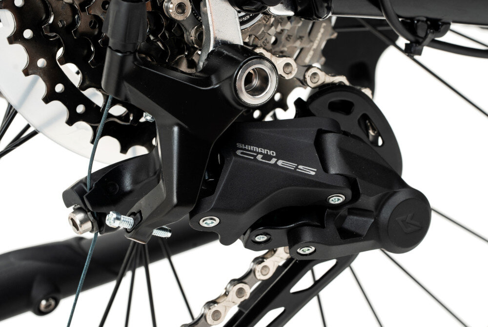 Rower elektryczny INDIANA E-Trekking 4.0 U18 28 cali Czarno-czerwony zbliżenie na przerzutkę manetki SHIMANO typu SL-U4000 9 biegów tylna przerzutka SHIMANO CUES dla aktywnych użytkowników niewiarygodnie płynna i szybka zmiana przełożeń wytrzymałość
