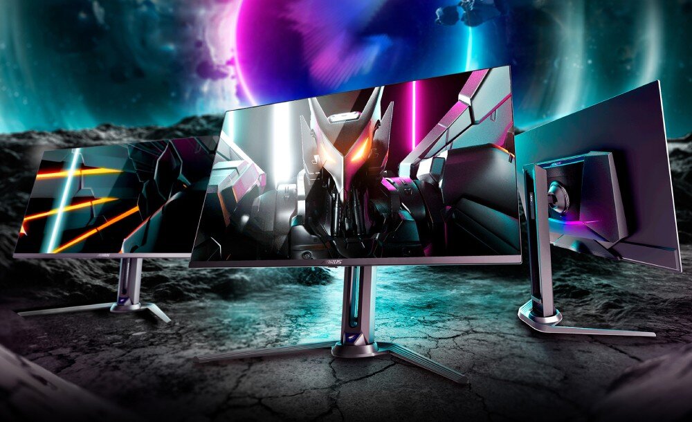 Monitor GIGABYTE Aorus FO27Q5P Trzy monitory komputerowe ustawione na tle krajobrazu przypominającego powierzchnię księżyca i kosmos, na ekranie środkowego widnieje postać robota