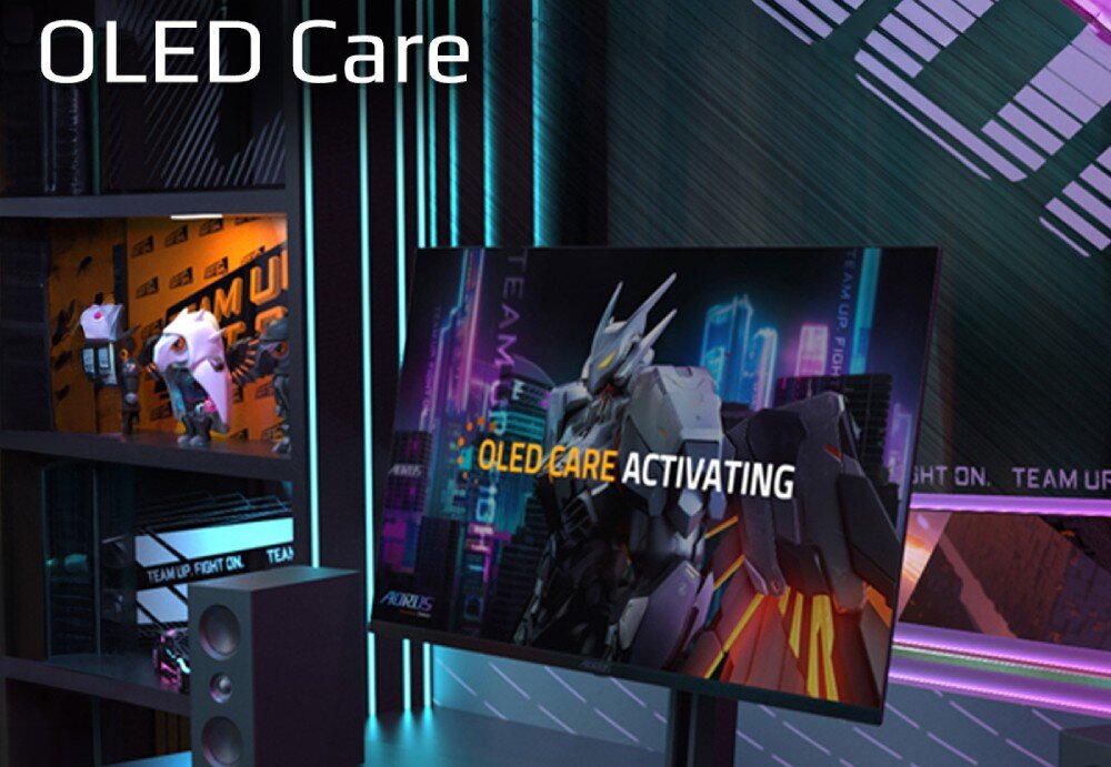 Monitor GIGABYTE Aorus FO27Q5P Monitor stoi na biurku, na jego ekranie widnieje komunikat 'OLED CARE ACTIVATING', w lewym górnym rogu znajduje się napis OLED Care