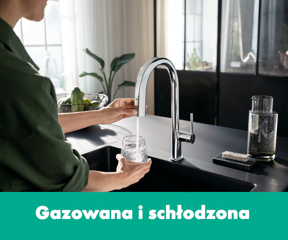 BATERIA KUCH HANSGROHE AQITTURA M91 Z FILTREM SODASYSTEM 210 76836000 Na zdjęciu 6.jpg osoba nalewa z chromowanej baterii kuchennej wodę do szklanki stojącej w zlewie, a strumień tworzy w niej drobne bąbelki. Na dole grafiki znajduje się zielony pasek z napisem „Gazowana i schłodzona” Aqittura M91 SodaSystem woda gazowana z minerałami bateria kuchenna z CO2 kompatybilna butla CO2 schłodzona woda 2l inteligentna kuchnia aplikacja hansgrohe home system wody