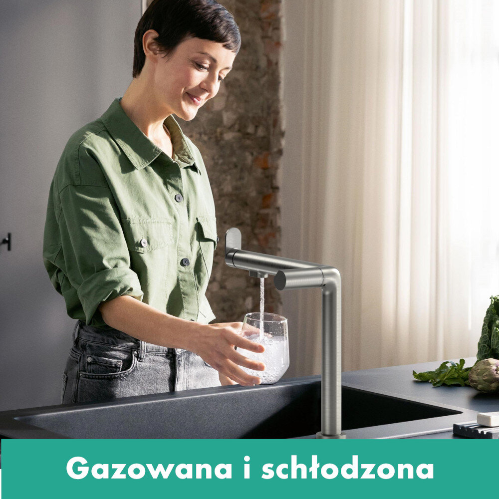 BATERIA KUCH HANSGROHE AQITTURA M91 Z FILTREM SODASYSTEM 210 76837800 Na zdjęciu 6.jpg osoba nalewa z Stal szlachetnaowanej baterii kuchennej wodę do szklanki stojącej w zlewie, a strumień tworzy w niej drobne bąbelki. Na dole grafiki znajduje się zielony pasek z napisem „Gazowana i schłodzona” Aqittura M91 SodaSystem woda gazowana z minerałami bateria kuchenna z CO2 kompatybilna butla CO2 schłodzona woda 2l inteligentna kuchnia aplikacja hansgrohe home system wody